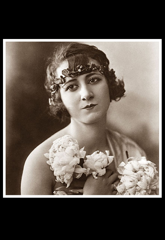 Julienne Desfassieux con ramos de flores