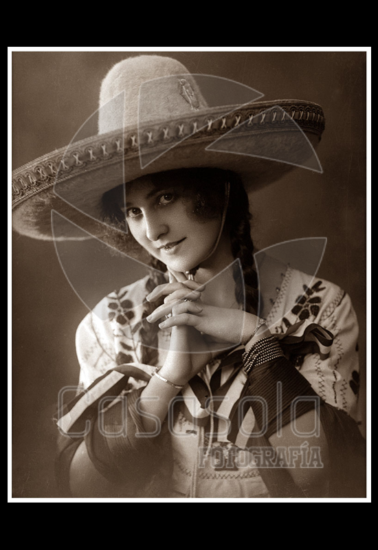 Georgette de Lorza con vestuario de china poblana