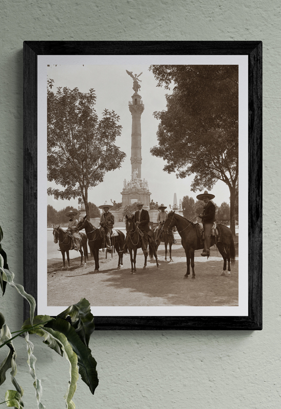 Ángel de la Independencia con charros en primer término