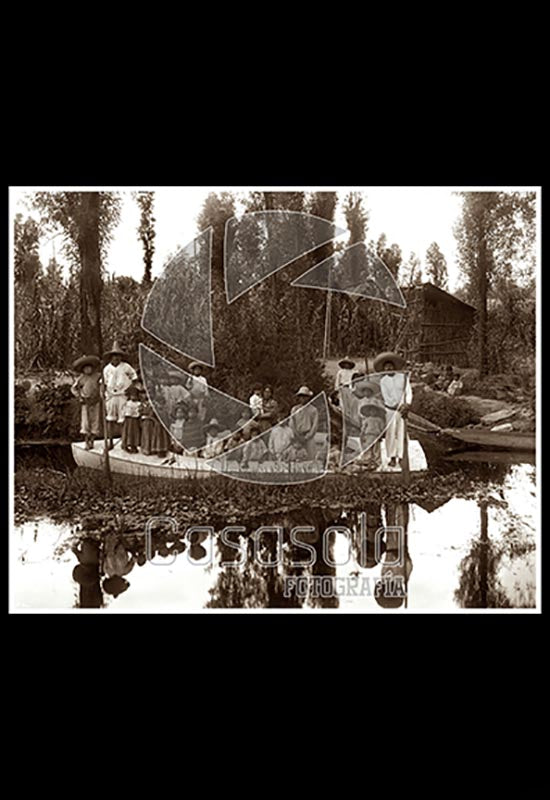 Familia sobre canoa en Xochimilco