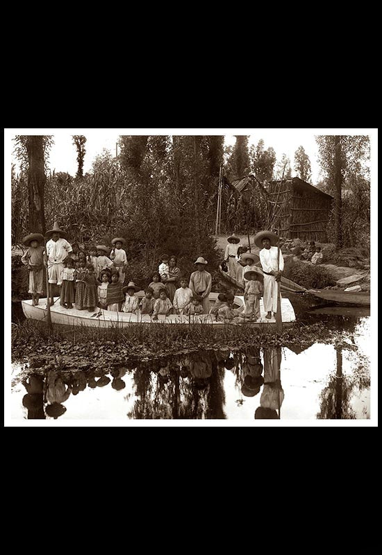 Familia sobre canoa en Xochimilco