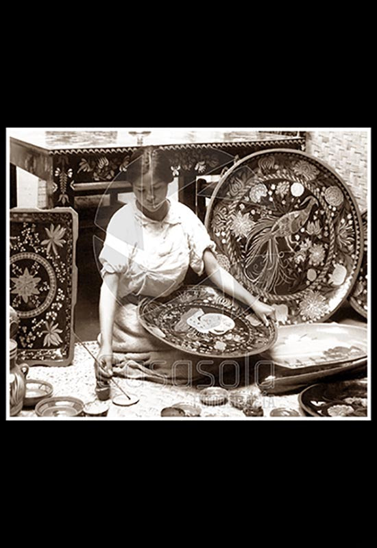 Pintando cerámica de Michoacán
