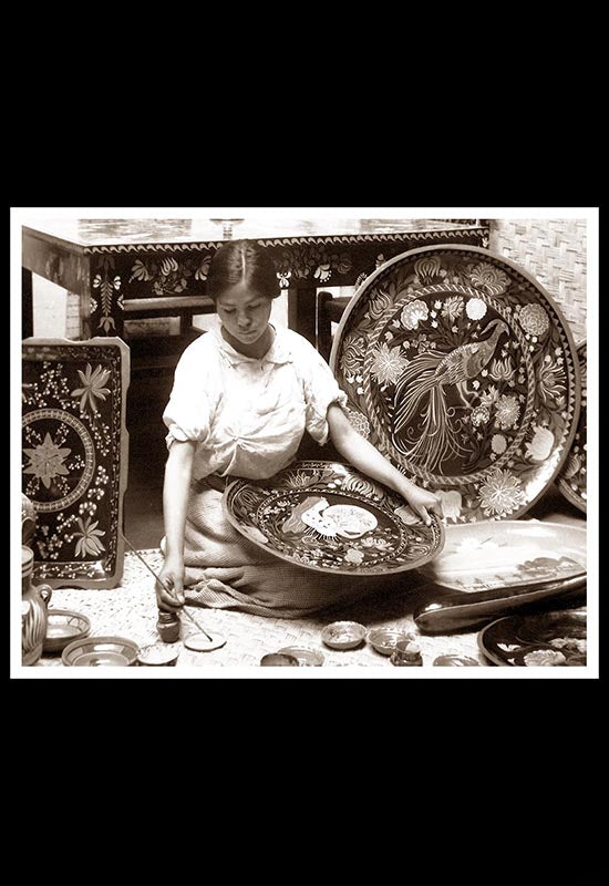 Pintando cerámica de Michoacán