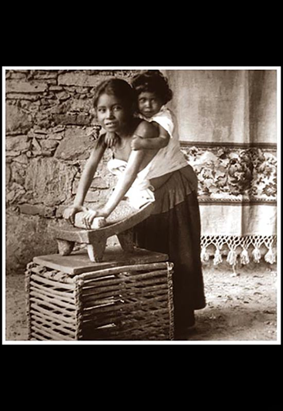 Niñas con metate a principios del siglo XX