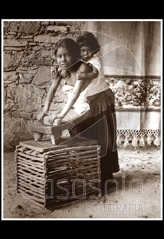 Niñas con metate a principios del siglo XX
