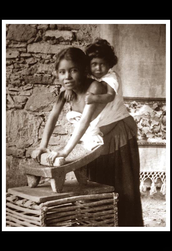 Niñas con metate a principios del siglo XX