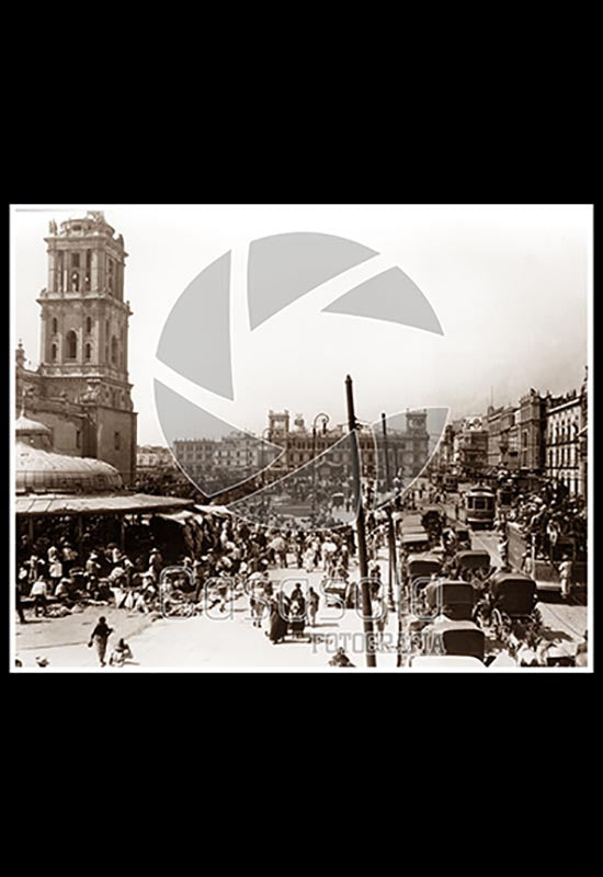La Catedral, el Kiosco de las flores, y al fondo la estación de tranvías