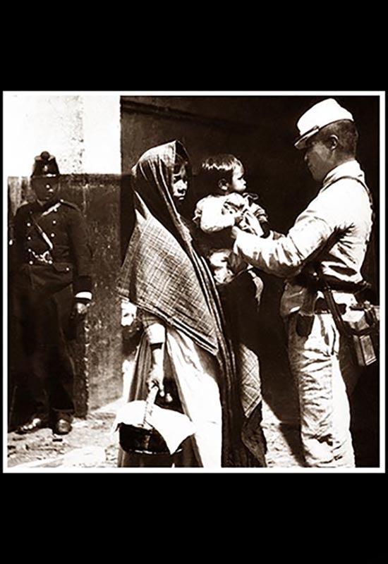 Soldadera visitando cuartel federal