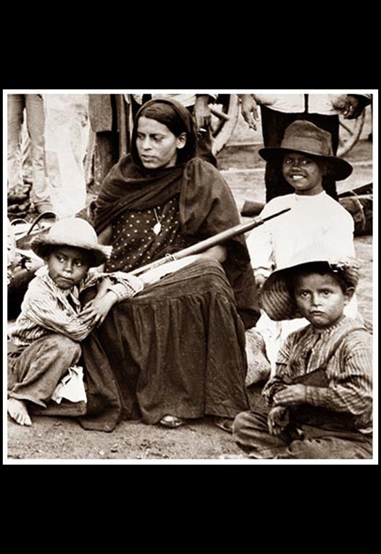 Soldadera y tres niños