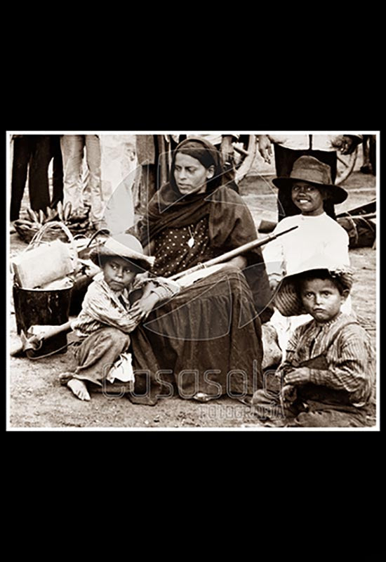 Soldadera y tres niños