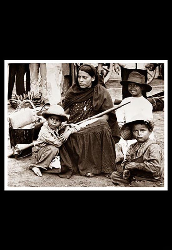 Soldadera y tres niños