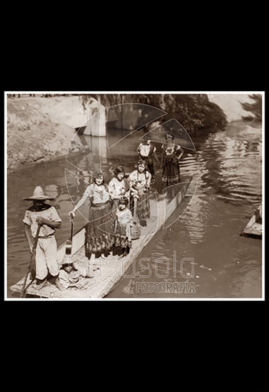 Chinas poblanas en un canal de Iztacalco