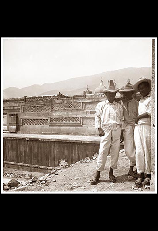 Indígenas afuera de un templo en Mitla, Oaxaca