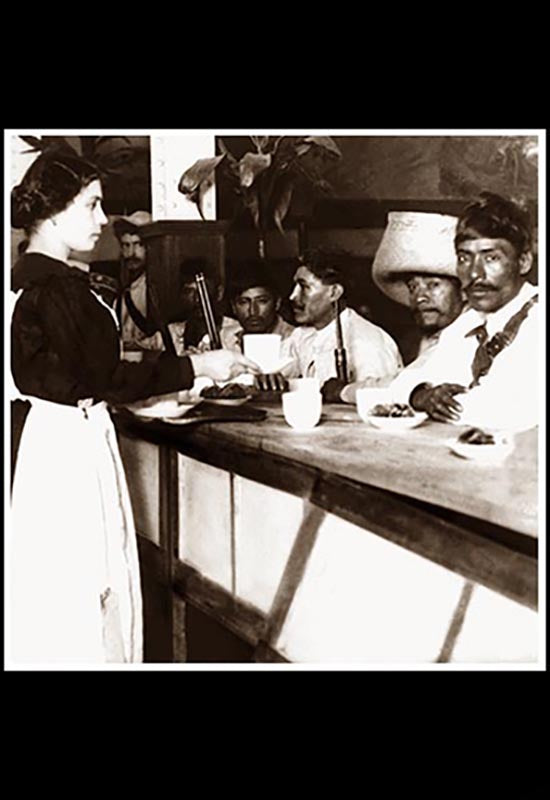 Zapatistas desayunando en Casa Sanborns