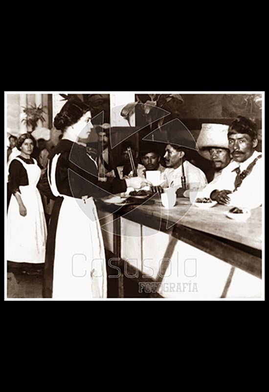 Zapatistas desayunando en Casa Sanborns