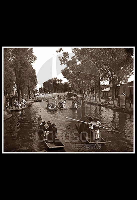 Canal de La Viga con paseantes en primer término