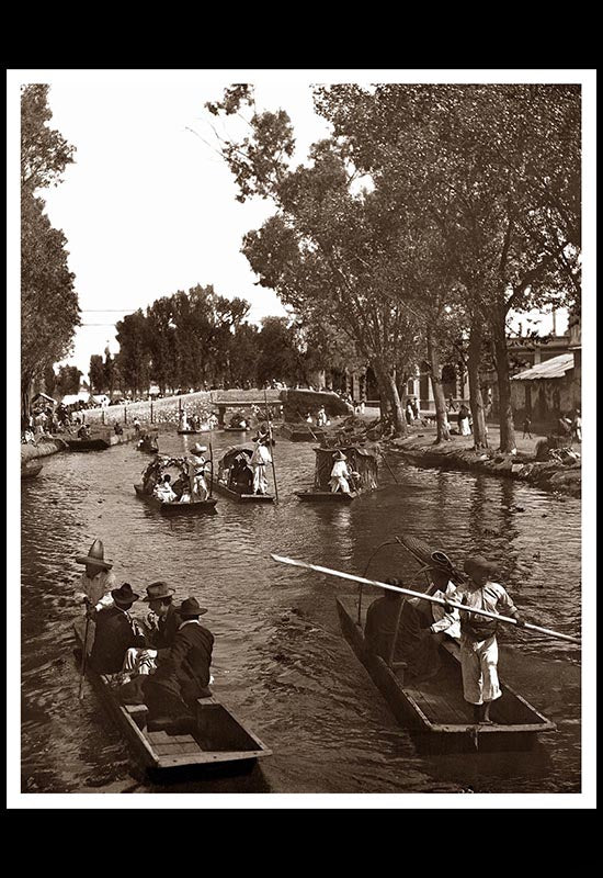 Canal de La Viga con paseantes en primer término
