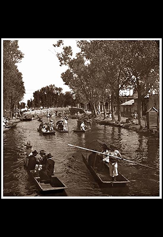 Canal de La Viga con paseantes en primer término
