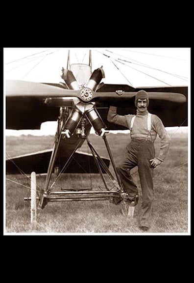 El aviador Miguel Lebrija posando frente a su aeroplano
