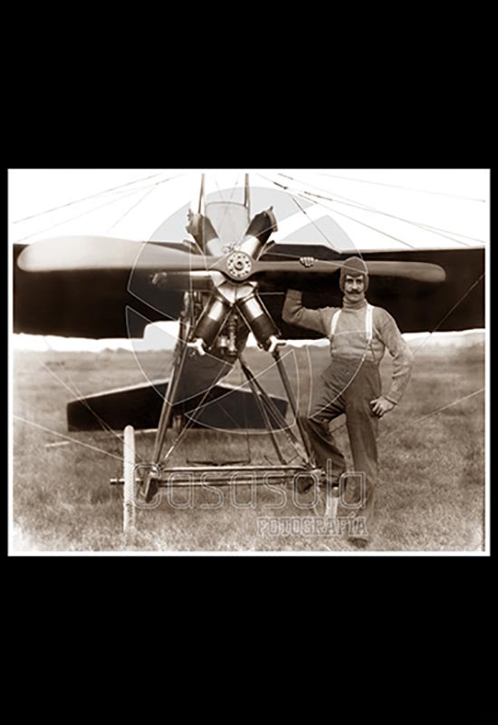 El aviador Miguel Lebrija posando frente a su aeroplano