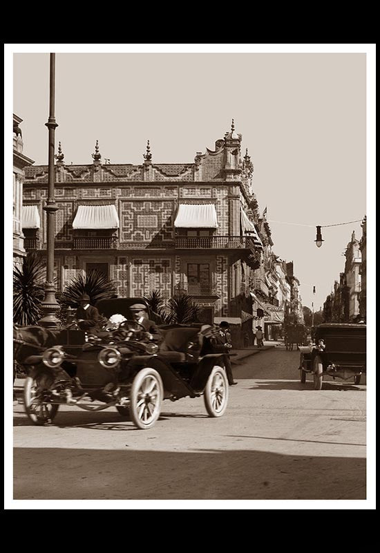 Casa de Los Azulejos con auto convertible en primer término