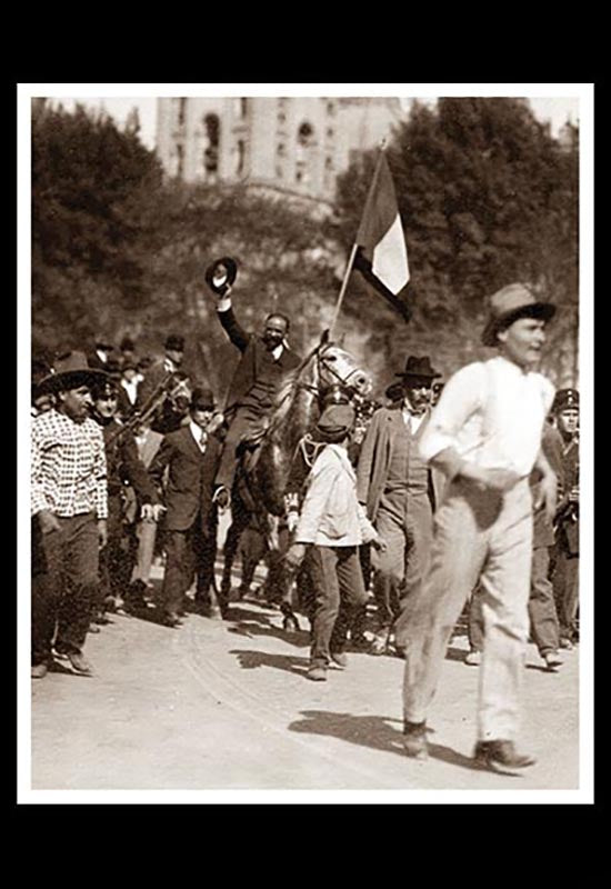 Presidente Francisco I. Madero escoltado por soldados durante la "Marcha de la Lealtad"