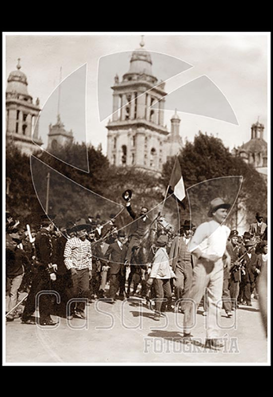 Presidente Francisco I. Madero escoltado por soldados durante la "Marcha de la Lealtad"