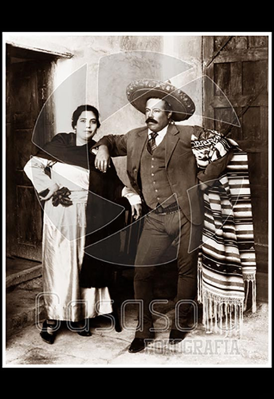 Gral. Francisco Villa con su esposa Austreberta Rentería