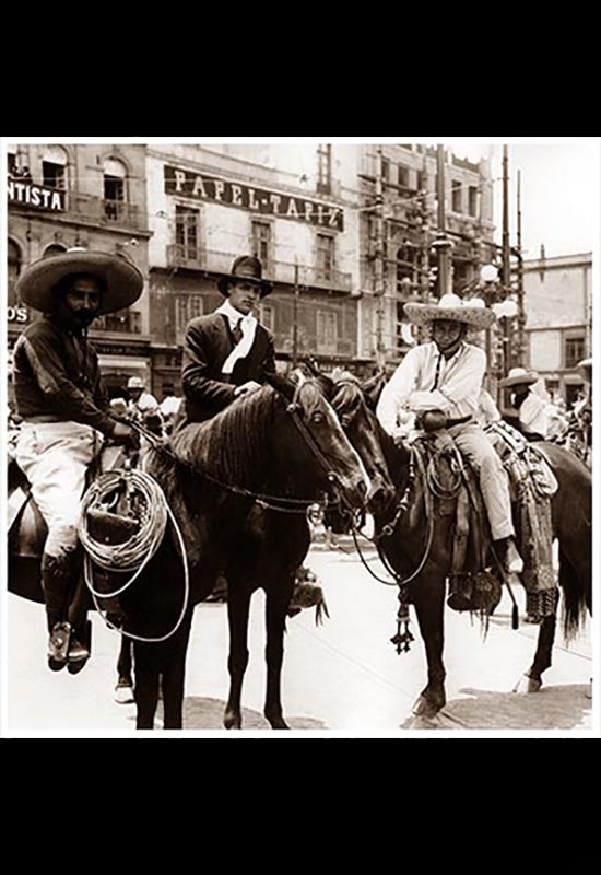 Un civil y dos revolucionarios en el Zócalo