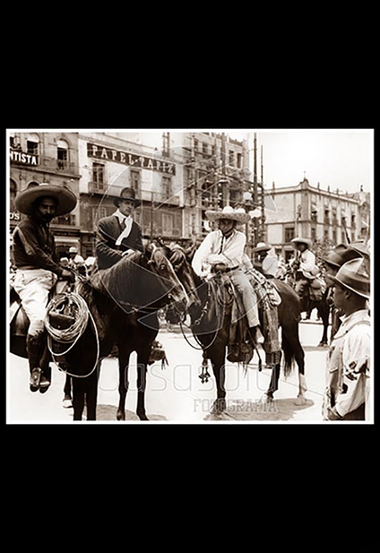 Un civil y dos revolucionarios en el Zócalo