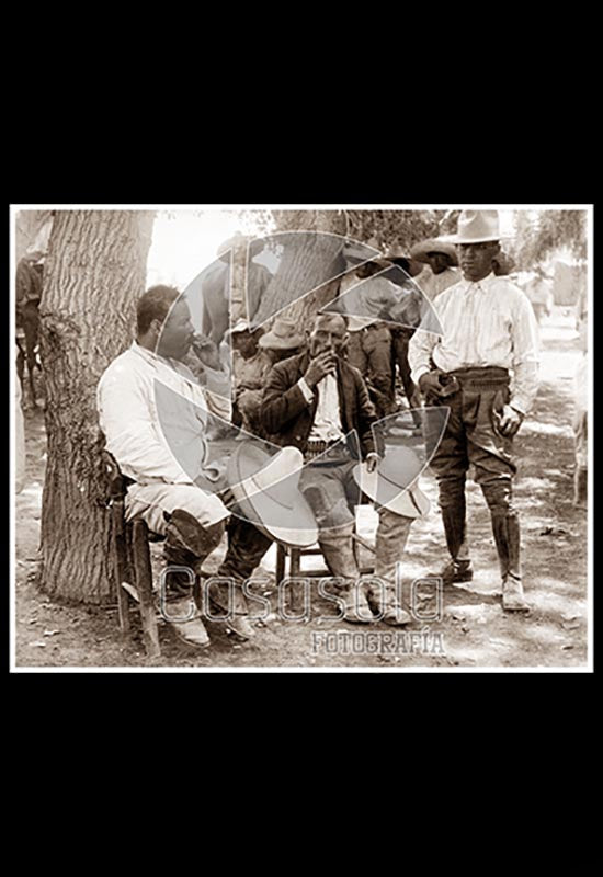 Gral. Francisco Villa fumando en su rancho de Canutillo, Dgo.