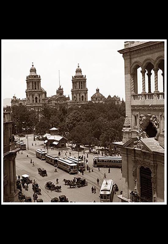 Vista del Zócalo arbolado y la estación de tranvías en primer término