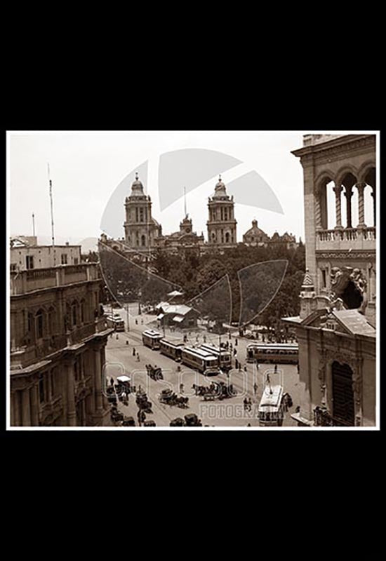 Vista del Zócalo arbolado y la estación de tranvías en primer término