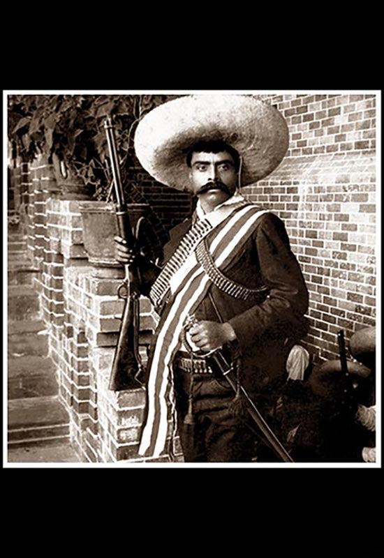 Gral. Emiliano Zapata con rifle y sable