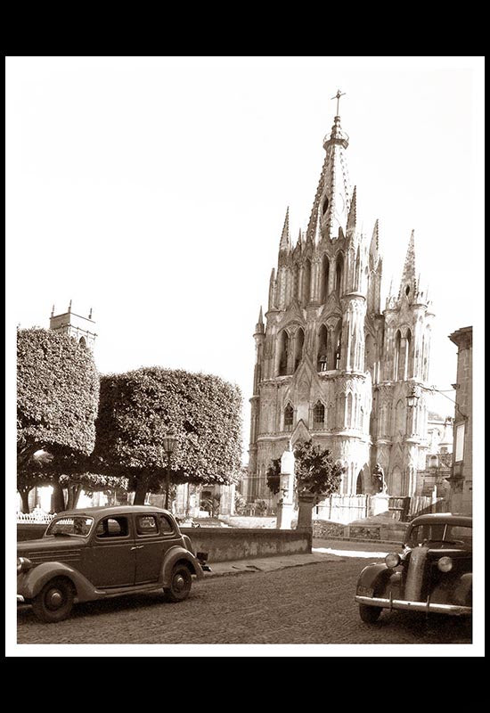 Vista de una calle y la Catedral en San Miguel Allende
