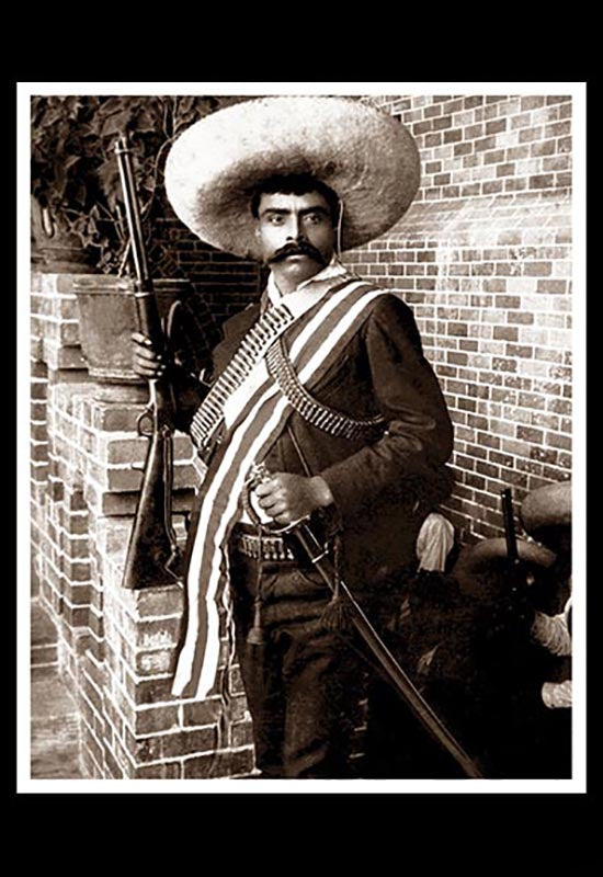 Gral. Emiliano Zapata con rifle y sable