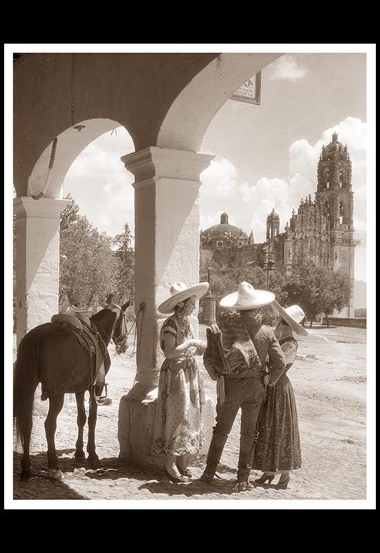 Iglesia de Tepozotlán con charro y chinas poblanas en primer término