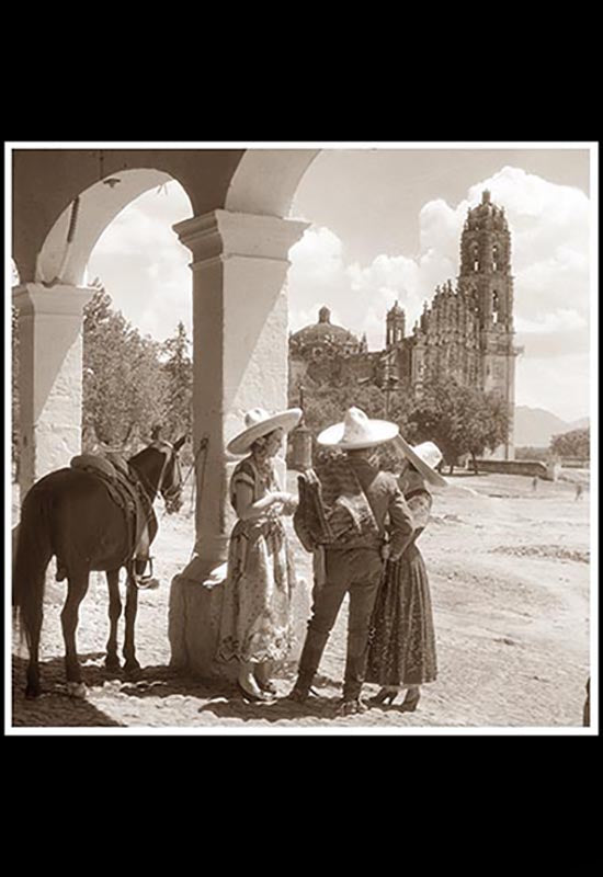 Iglesia de Tepozotlán con charro y chinas poblanas en primer término