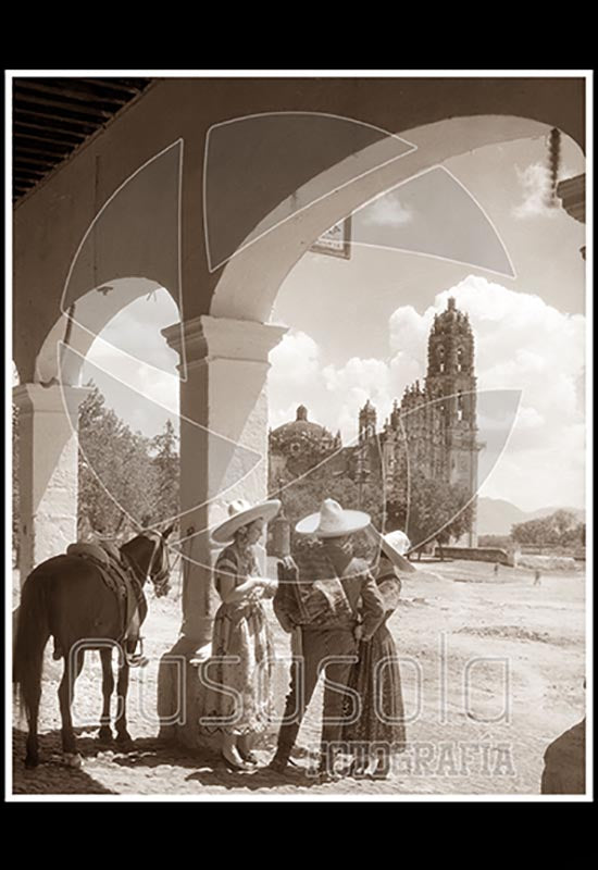 Iglesia de Tepozotlán con charro y chinas poblanas en primer término