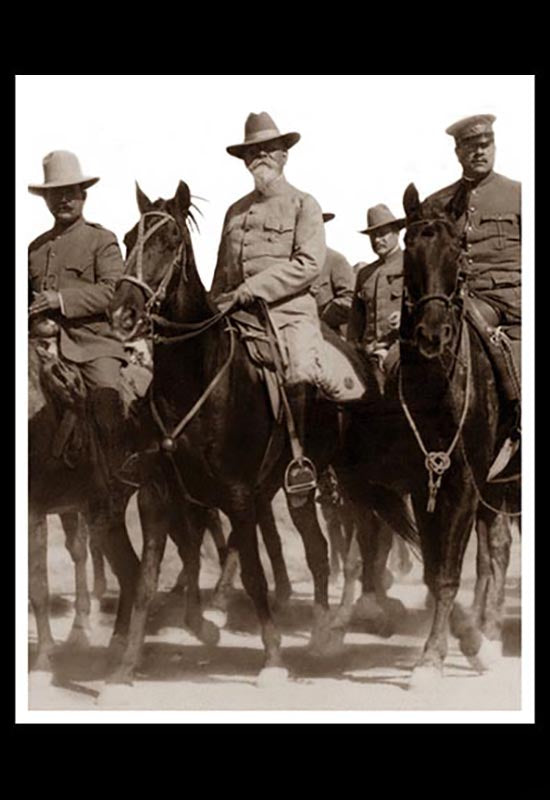 Gral. Obregón, Venustiano Carranza y Benjamín Hill a caballo