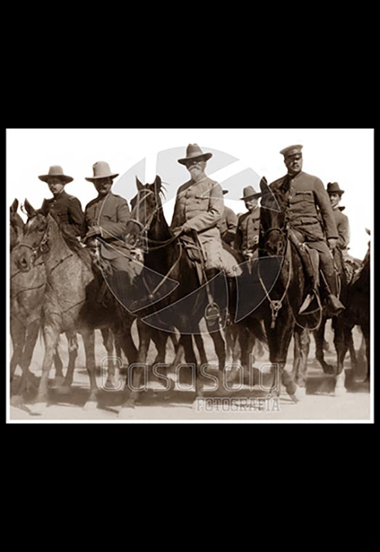 Gral. Obregón, Venustiano Carranza y Benjamín Hill a caballo