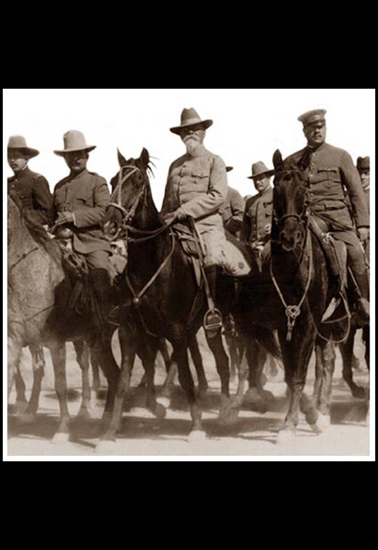Gral. Obregón, Venustiano Carranza y Benjamín Hill a caballo