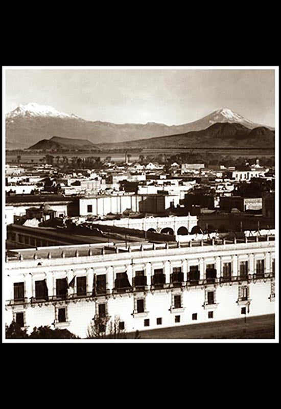 El Palacio Nacional y al fondo, los volcanes