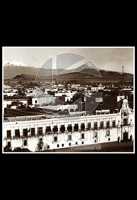 El Palacio Nacional y al fondo, los volcanes