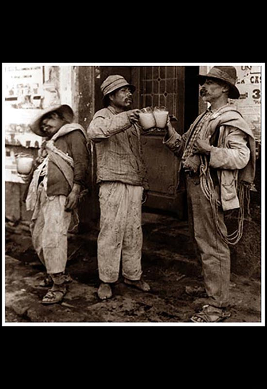 Mecapaleros tomando pulque