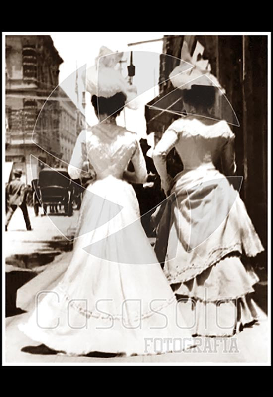 Damas caminando en Calle Plateros