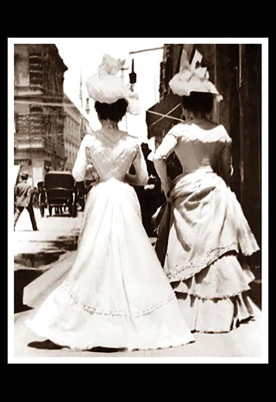 Damas caminando en Calle Plateros