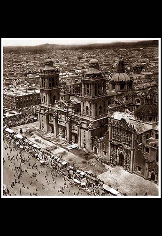 Vista del Zócalo y la Catedral desde un avión