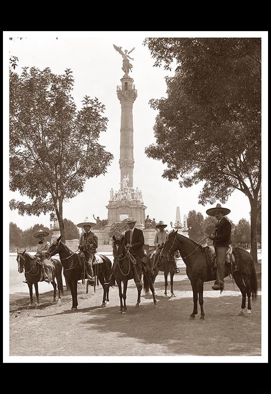 Ángel de la Independencia con charros en primer término