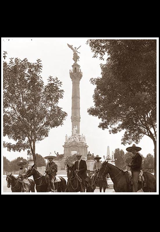 Ángel de la Independencia con charros en primer término